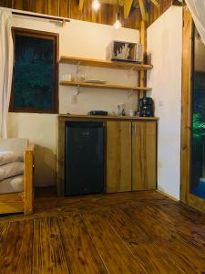 a kitchen in a tiny house at Palmeras del valle in La Majagua