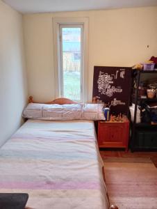 a bedroom with a bed and a window in it at Herrgårdsvillan in Tjurkö