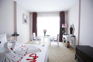 Postel nebo postele na pokoji v ubytování Ngoc Phat Dalat Hotel