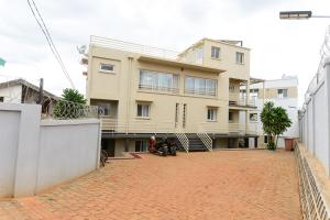 a building with a motorcycle parked in front of it at Sitraka Résidence in Mahitsy