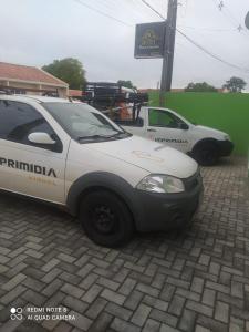 two cars parked next to each other in a parking lot at Hotel Borza Carneiro in Piraí do Sul