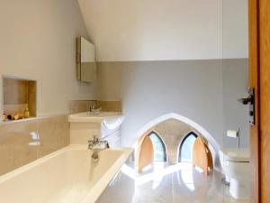 a bathroom with a tub and a sink and a toilet at 3 Bed in Buxton oc-52891 in Sheen +18 photos