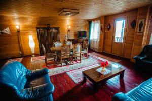a living room with a couch and a table at Vila Riki in Borsec