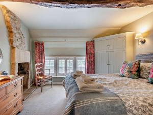 a bedroom with a bed with towels on it at 2 Bed in Bakewell oc-61862 in Baslow