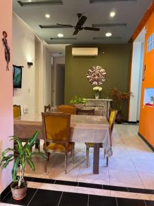 a dining room with a table and chairs at Pin-up hostel in Rosario