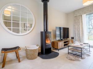 a living room with a fireplace and a tv at 2 Bed in Chipping Campden oc-78128 in Chipping Campden