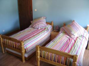two beds sitting next to each other in a bedroom at Chez clÉmentine in Antheny