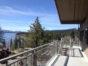 balcón con vistas al lago y a las montañas en Pepper Tree Inn Tahoe City, en Tahoe City