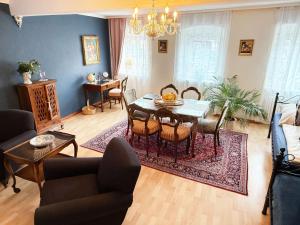 a living room with a table and chairs at Ferienwohnung Emma - WLAN, Küche, TV, Bad, ca 15 Min zum Europa Park in Malterdingen