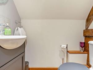 a bathroom with a white sink and a toilet at 2 Bed in Broadway oc-62262 in Broadway +15 photos