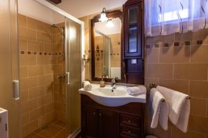 a bathroom with a sink and a shower at Bakonyi Múzsa Vendégház in Bakonyszentlászló +24 photos