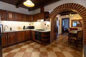 an archway in a kitchen with a stove top oven at Bakonyi Múzsa Vendégház in Bakonyszentlászló