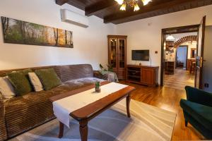 a living room with a couch and a table at Bakonyi Múzsa Vendégház in Bakonyszentlászló