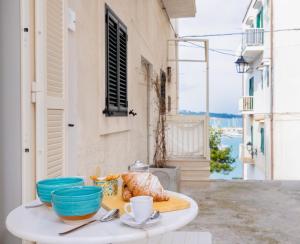 a table with bowls and cups on top of it at Aria di Mare CENTER HOME in Vieste