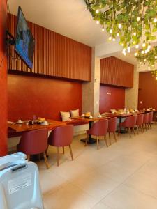 a dining room with wooden tables and chairs at Tambo II Hotel Campestre in Cieneguilla