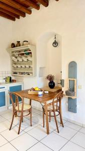 a dining room with a wooden table and chairs at Captains Garden House in Katavatí