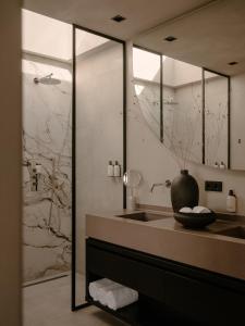 a bathroom with a sink and a glass shower at Haven Lake Village in Kortenhoef +41 photos