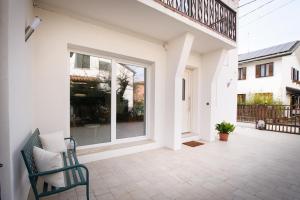 a patio with a large window and a chair at Me amìa in Dolo