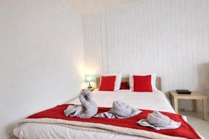 a bedroom with a bed with towels on it at 5 Mins to Train Station - Free Parking - DisneyLand - Escapade Perchée in Pomponne