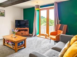 a living room with a couch and a tv at 2 Bed in Pershore oc-83007 in Eckington