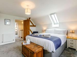 a bedroom with a king sized bed and a window at 2 Bed in Pershore oc-83007 in Eckington