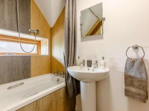 a bathroom with a sink and a bath tub at 2 Bed in Pershore oc-83007 in Eckington +19 photos