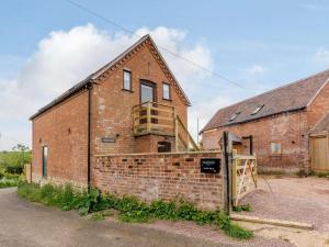 an old brick building with scaffolding on the side of it at 2 Bed in Pershore oc-83007 in Eckington
