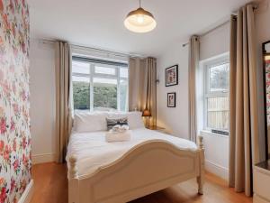 a bedroom with a bed with two teddy bears on it at 5 Bed in Pershore oc-91349 in Peopleton