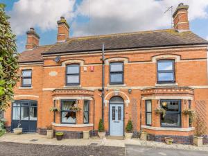 an old red brick house with a blue door at 5 Bed in Pershore oc-91349 in Peopleton