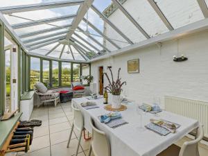 a conservatory with a table and chairs in a room at 3 Bed in Pershore oc-92975 in Eckington