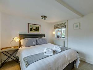 a bedroom with a bed with two towels on it at 3 Bed in Pershore oc-92975 in Eckington