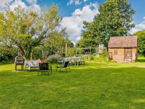 a yard with chairs and a table and a building at 3 Bed in Pershore oc-92975 in Eckington