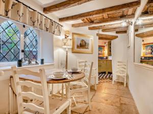 een keuken en eetkamer met een houten tafel en stoelen bij 2 Bed in Wareham oc-79305 in East Stoke