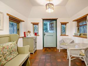 een woonkamer met een bank en een tafel bij 2 Bed in Wareham oc-79305 in East Stoke +18 foto's
