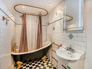 een badkamer met een badkuip en een wastafel bij 2 Bed in Wareham oc-79305 in East Stoke