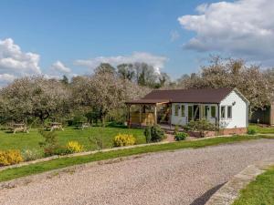 a cottage with a garden and a gravel road at 4 Bed in Worcester oc-77991 in Clifton upon Teme