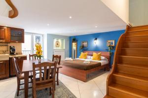 ein Wohnzimmer mit Sofa und ein Esszimmer in der Unterkunft Plebiscito 10 in Neapel