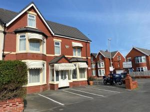 un'auto parcheggiata in un parcheggio di fronte a un edificio di The Beechcliffe Hotel - Over 35's Only a Blackpool