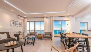 a living room with a table and chairs at Borderline in Al Matlīn