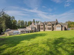 a large mansion with a large grass field at 1 Bed in Penrith oc-sz350 in Orton