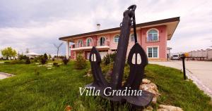 a statue in front of a house at Complex Villas Kaliakra & Gradina in Bŭlgarevo