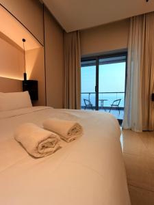 a hotel room with a bed with towels on it at برج داماك الجوهرة جدة - Damac Al Jawharah Tower in Jeddah