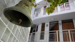 a green pot hanging on the side of a building at Hostal Aurora a 3 cuadras de la Plaza de Armas in Cajamarca