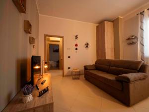 a living room with a couch and a television at Dimora Porta Vicenza-Montagnana in Montagnana