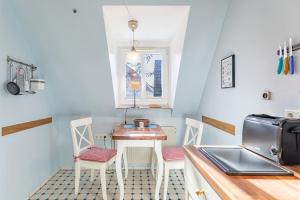 a small kitchen with a small table and chairs at Dat lütte Huus - Wohnung 1 in Husum