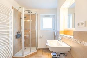 a bathroom with a shower and a sink at Dat lütte Huus - Wohnung 2 in Husum