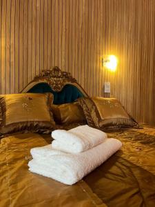 a bed with two towels on top of it at Pin-up hostel in Rosario