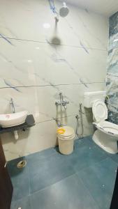 a bathroom with a toilet and a sink at Arbuda inn in Mount Ābu +7 photos