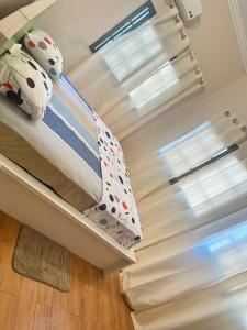 a bed in a hospital room with a window at Appartement d'une chambre salon in Wonyomé +2 photos