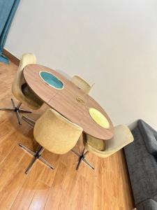 a wooden table with four chairs around it at Appartement d'une chambre salon in Wonyomé